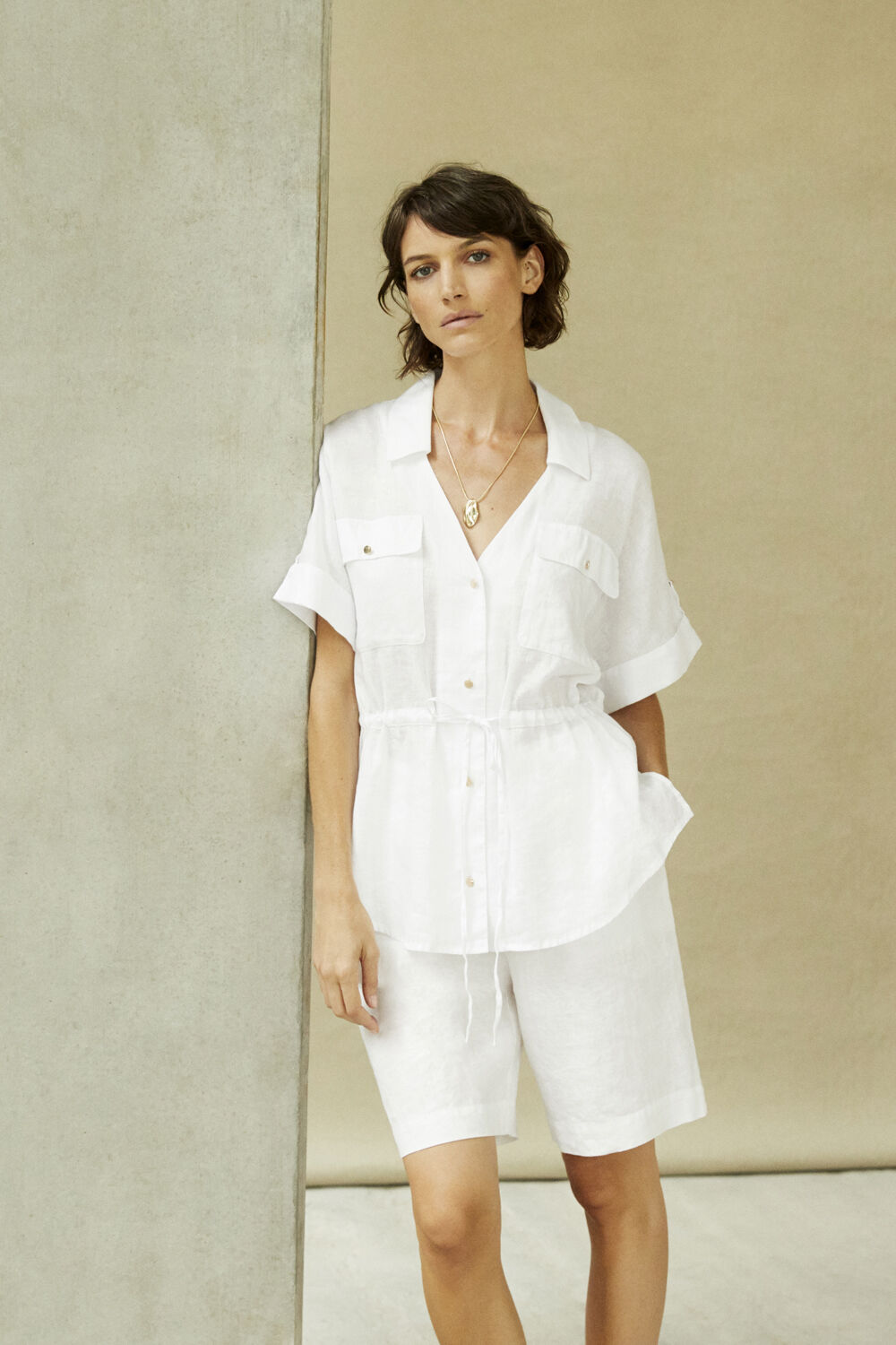 Collier ajustable avec pendentif - Gold, Chemise en lin avec cravate &agrave; la taille - White, Short En Lin Avec &Eacute;lastique Smock&eacute; Au Dos - White