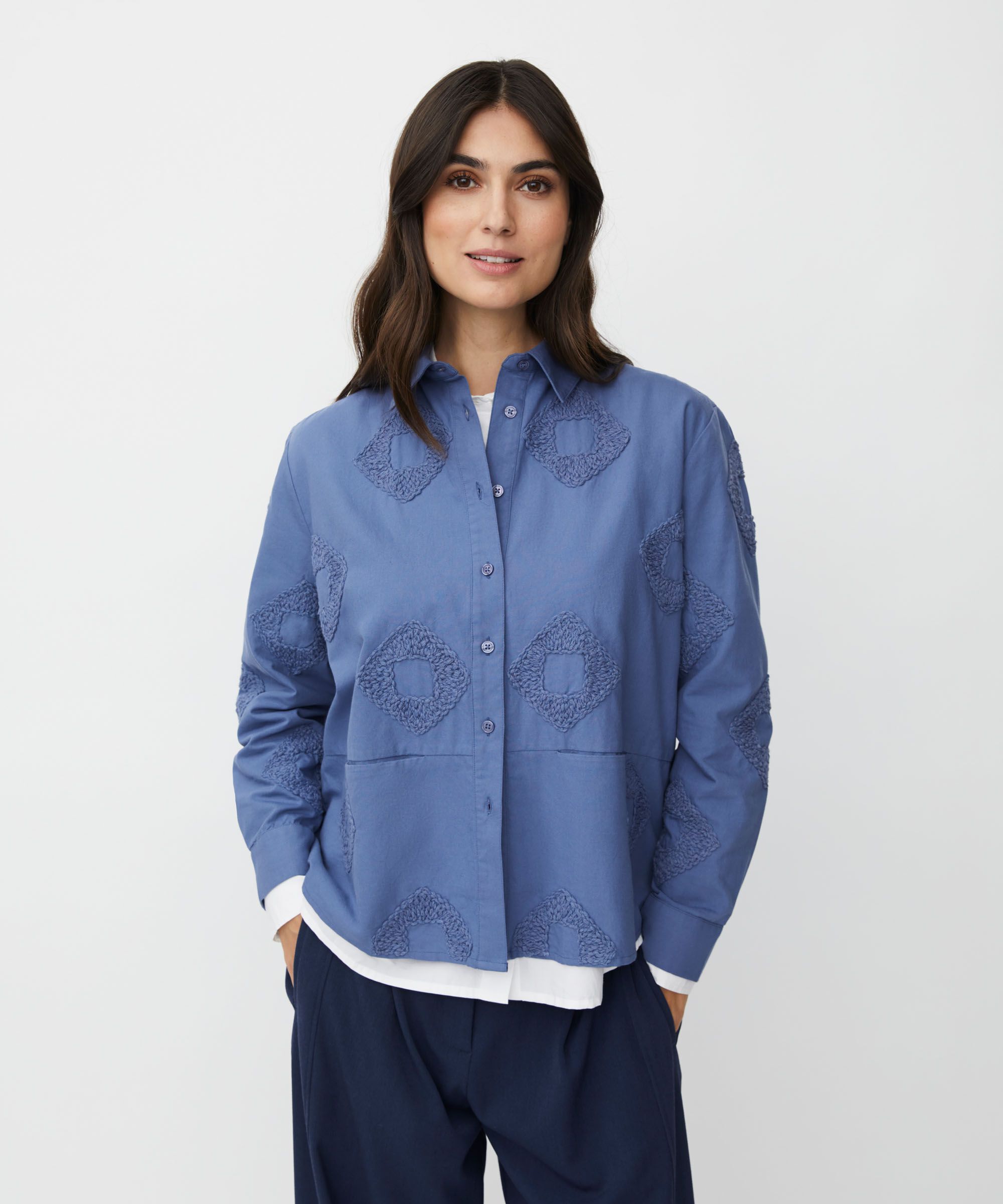 chemise en coton avec détails brodés et poches avant, Bijou Blue