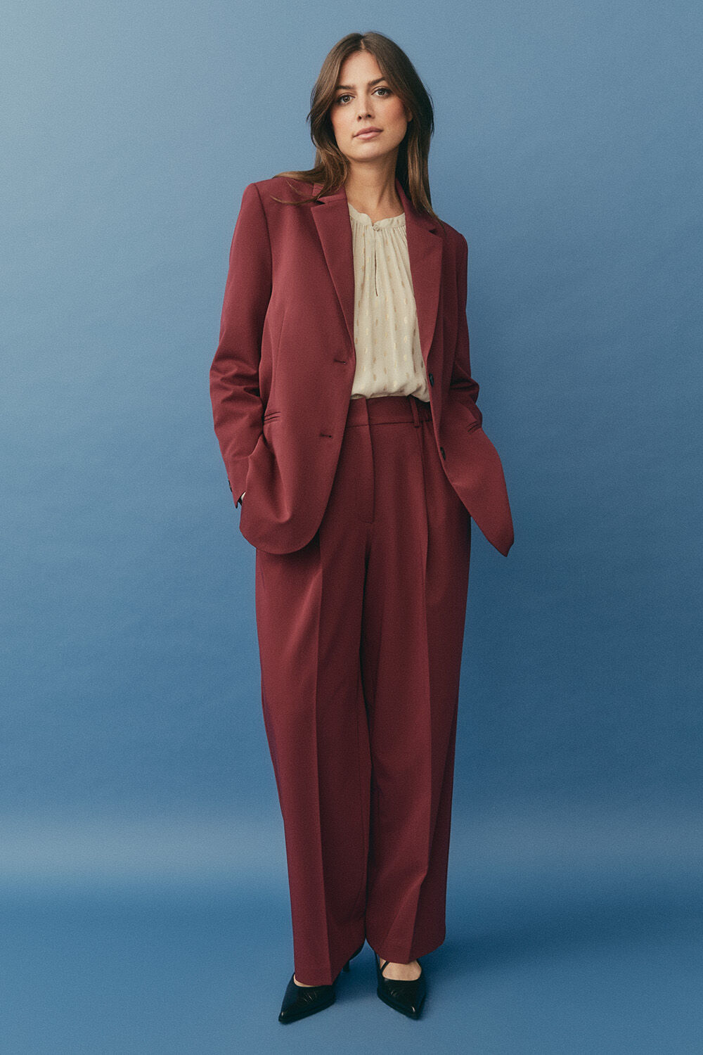 Blazer Avec Revers Et Boutons - Tawny Port, Blouse l&eacute;g&egrave;rement transparent &agrave; pois dor&eacute;s et bouton au col - Oxford Tan, pantalon long classique &agrave; plis press&eacute;s - Tawny Port