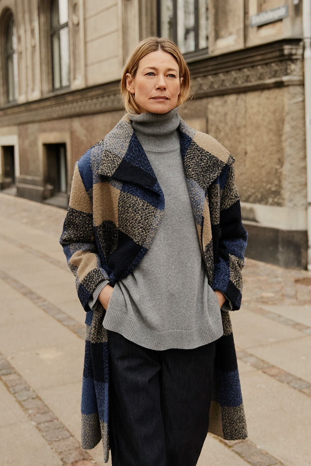 manteau en laine m&eacute;lang&eacute;e avec doublure thermique - Navy Blazer, pull &agrave; col roul&eacute; avec fente lat&eacute;rale - M. Grey mel., jeans avec stretch et largeur dans les jambes - Dark Denim