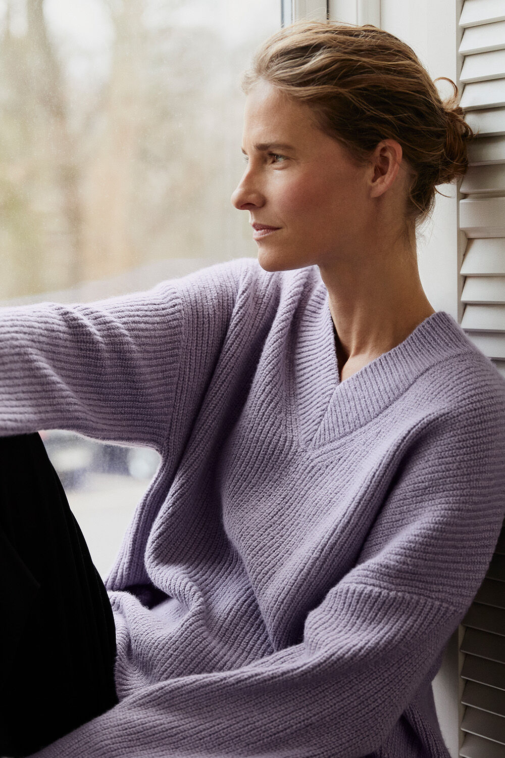 pull en maille c&ocirc;tel&eacute;e avec col en V - Wisteria, jeans extensibles avec revers - Dark Denim