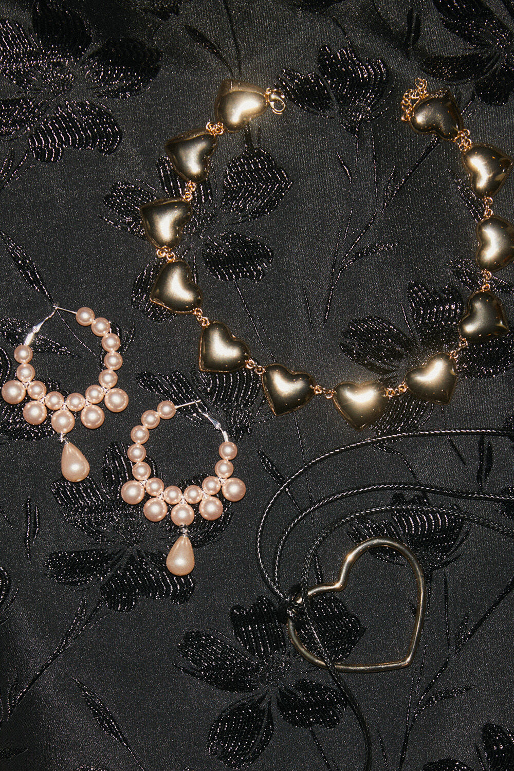 Collier avec coeurs plaqu&eacute;s or - Gold, cordon en cuir avec coeur plaqu&eacute; or - Gold, boucles d'oreilles cr&eacute;oles avec perles roses - Lotus