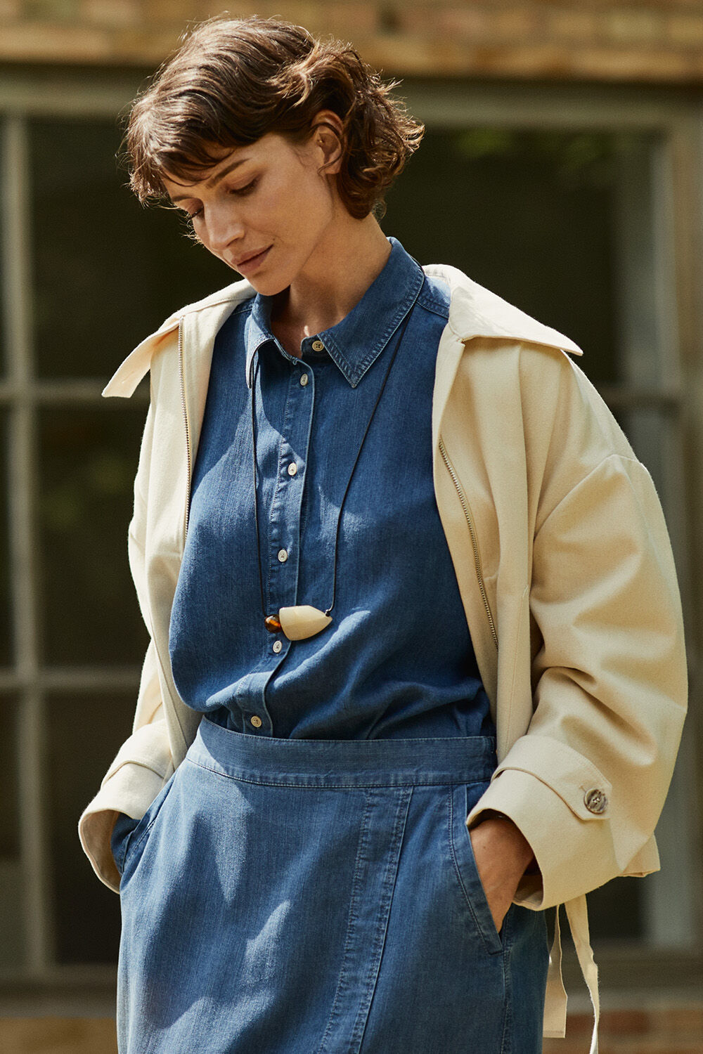 veste en jean inspir&eacute;e des motards - Oyster White, Chemise En Jean L&eacute;ger En Lyocell - Washed denim, jupe en jean &agrave; taille &eacute;lastique - Washed denim, cordon en cuir orn&eacute; de perles sculpturales - Tobacco Brown