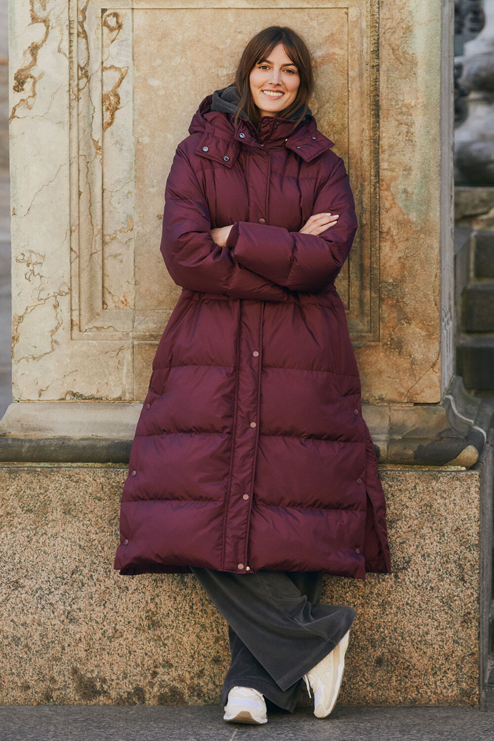 Manteau long en duvet avec capuche amovible - Fig, Top en jersey velours &Atilde;&nbsp; capuche et col en V - Grey Pin, Pantalon en velours de coton &aacute; jambes larges - Grey Pin