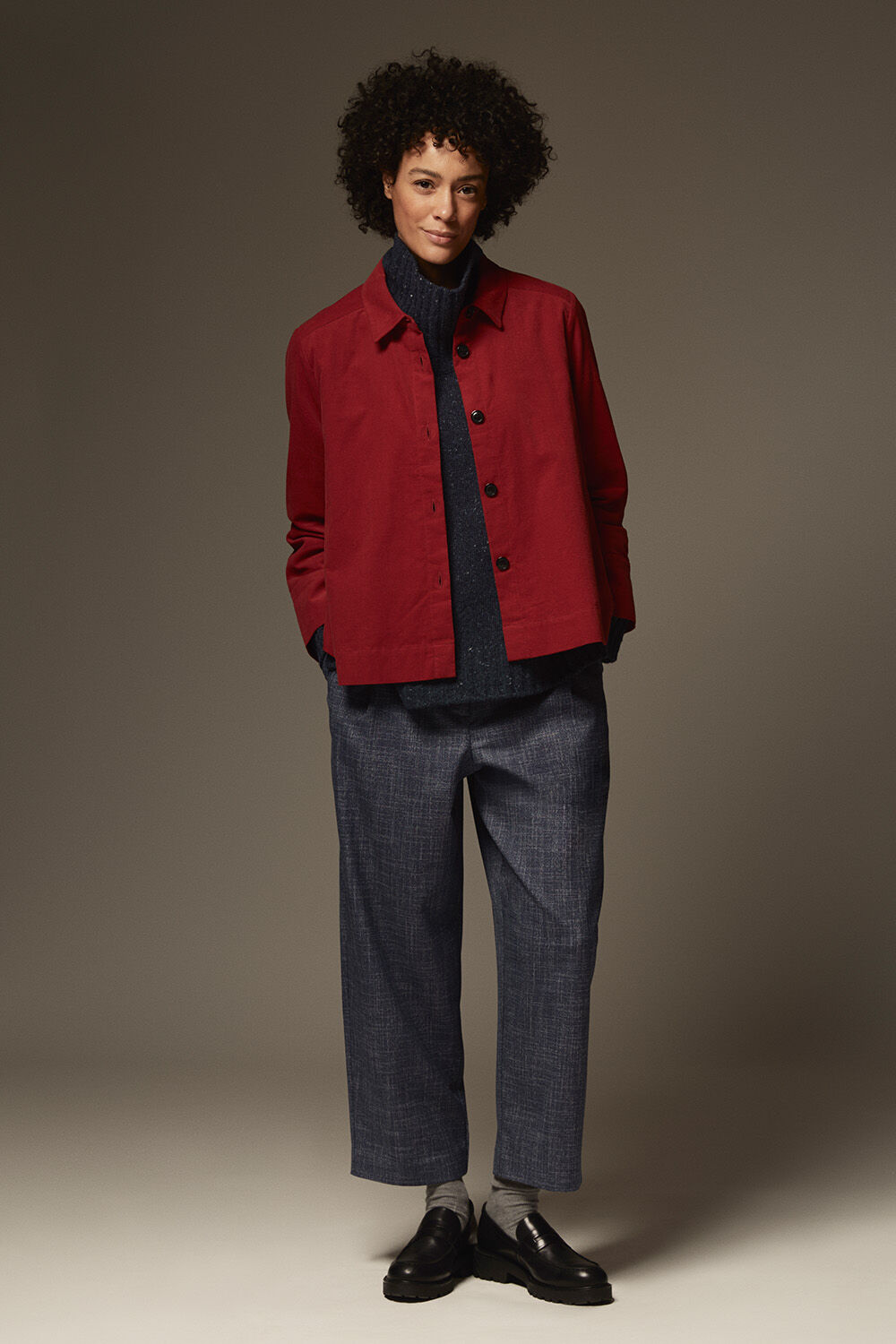 veste chemise en velours avec col - Red Dahlia, Blouse &Agrave; Col Roul&eacute; En Jersey Doux - Navy Blazer, pantalon avec poches fendues et plis sur le devant - Navy Blazer