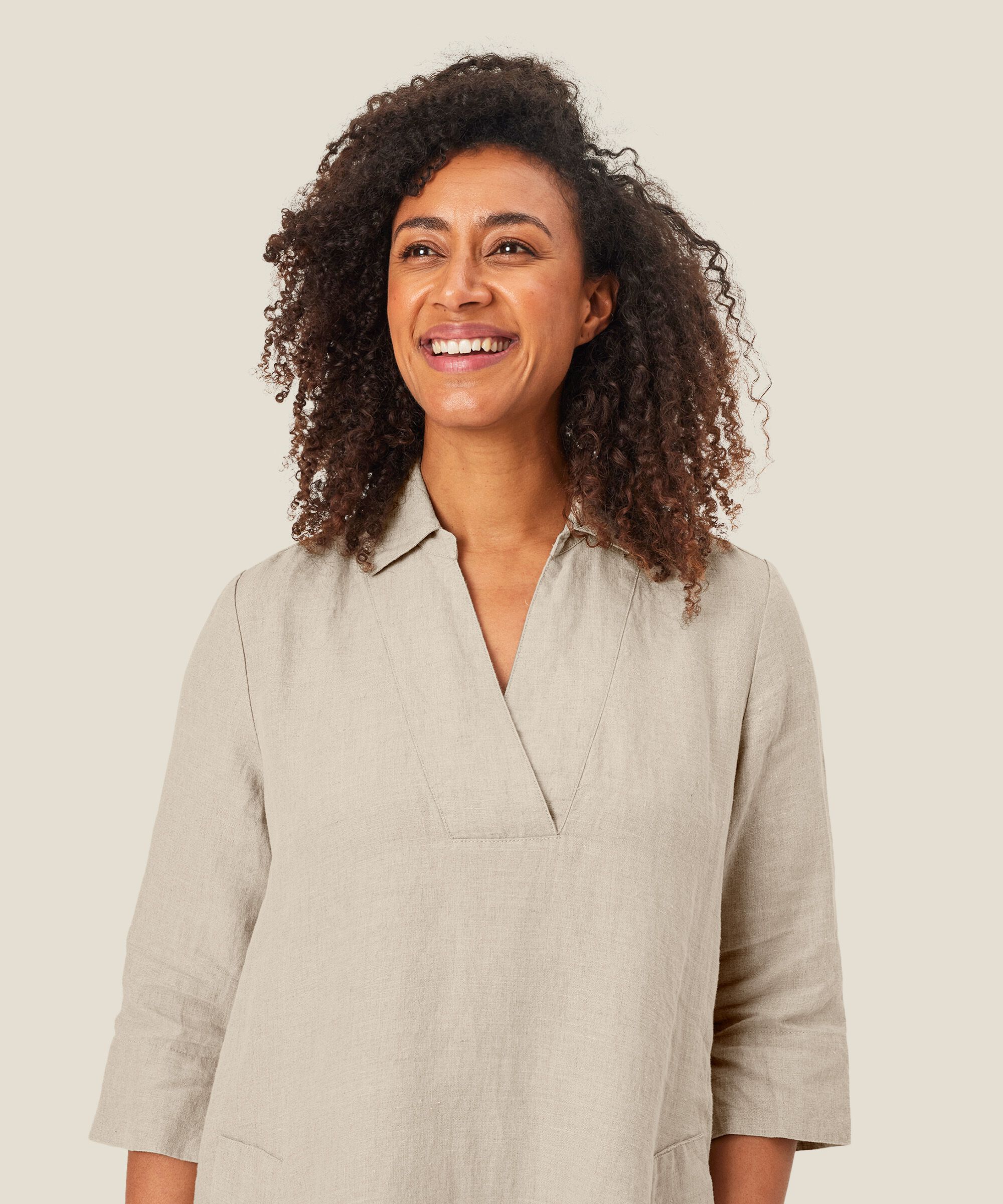 robe en lin avec col en V et poches, Natural