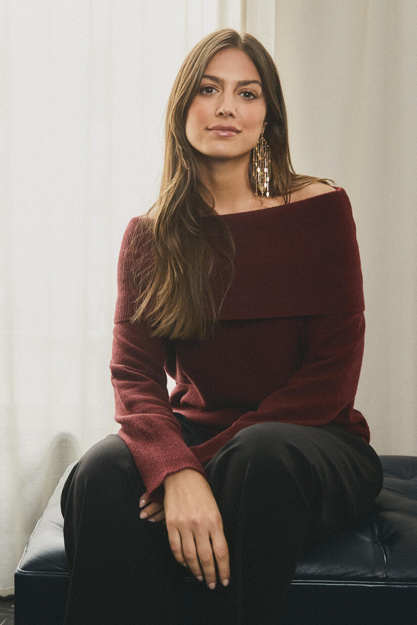 pull en tricot à épaules dénudées avec bords côtelés - Tawny Port, boucles d'oreilles sculpturales plaquées or - Gold, pantalon long classique à plis pressés - Black