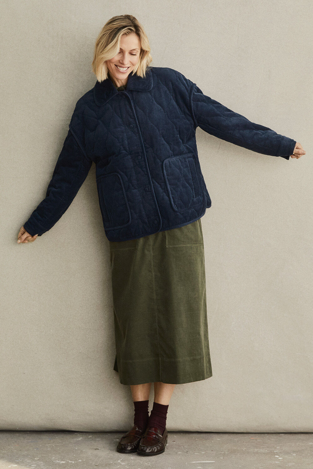 Veste courte matelass&eacute;e en velours c&ocirc;tel&eacute; - Dress Blue, Jupe midi en velours c&ocirc;tel&eacute; de coton &agrave; boutons - Beetle
