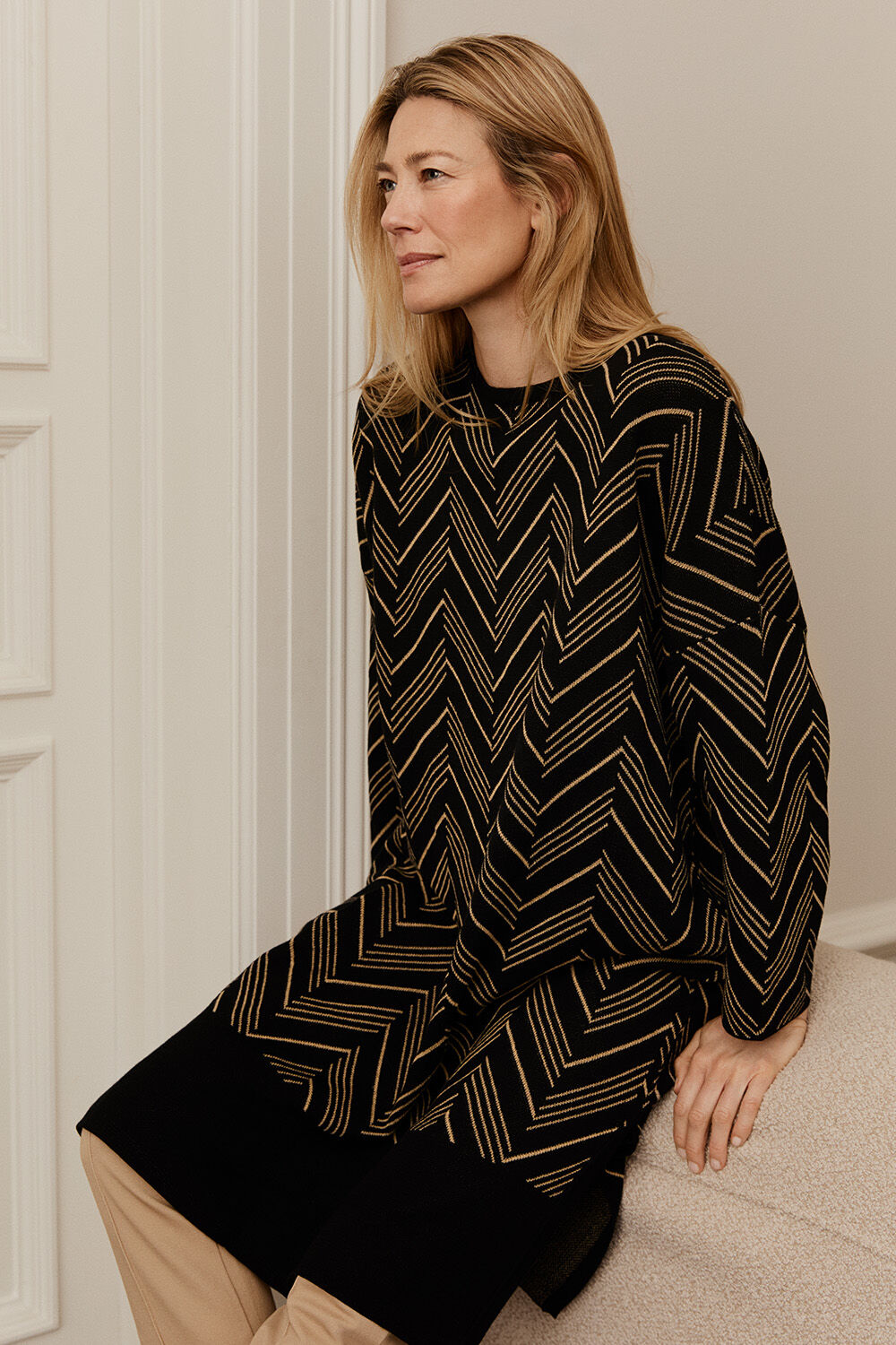 robe en maille fine avec fil paillet&eacute; et fente lat&eacute;rale - Black, pantalon slim &agrave; fentes courtes - Travertine