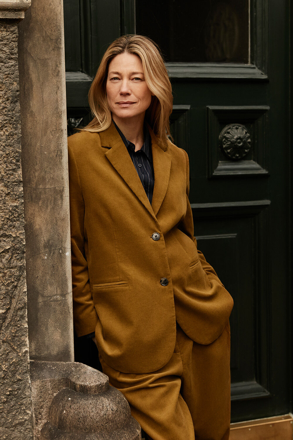 blazer classique en velours - Breen, chemise en coton &agrave; rayures fines avec dos plus long - Navy Blazer, pantalon en velours c&ocirc;tel&eacute; avec poches fendues - Breen