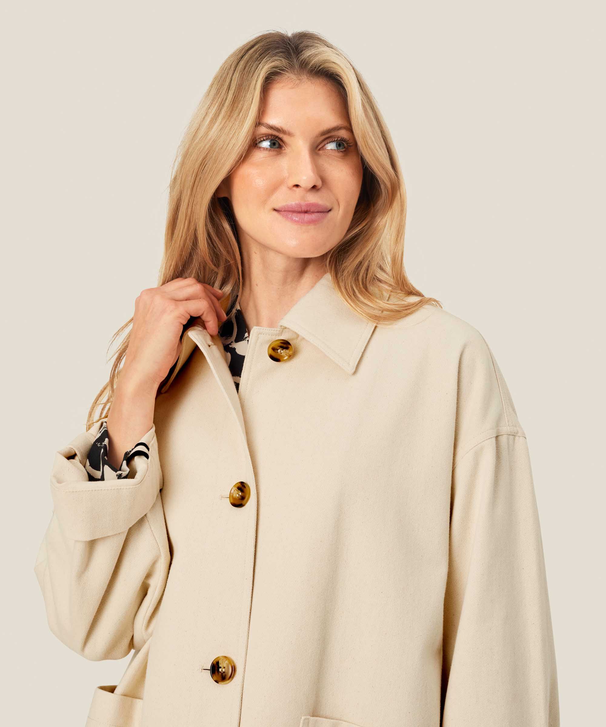 Manteau en coton avec fermeture boutonnée et grandes poches, Oyster White