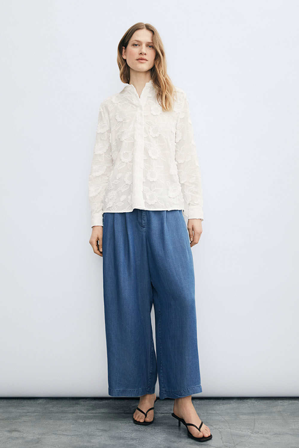 Chemise en coton &agrave; fleurs brod&eacute;es - White, Jean &agrave; jambes larges avec taille &eacute;lastique &agrave; l'arri&egrave;re - Washed denim