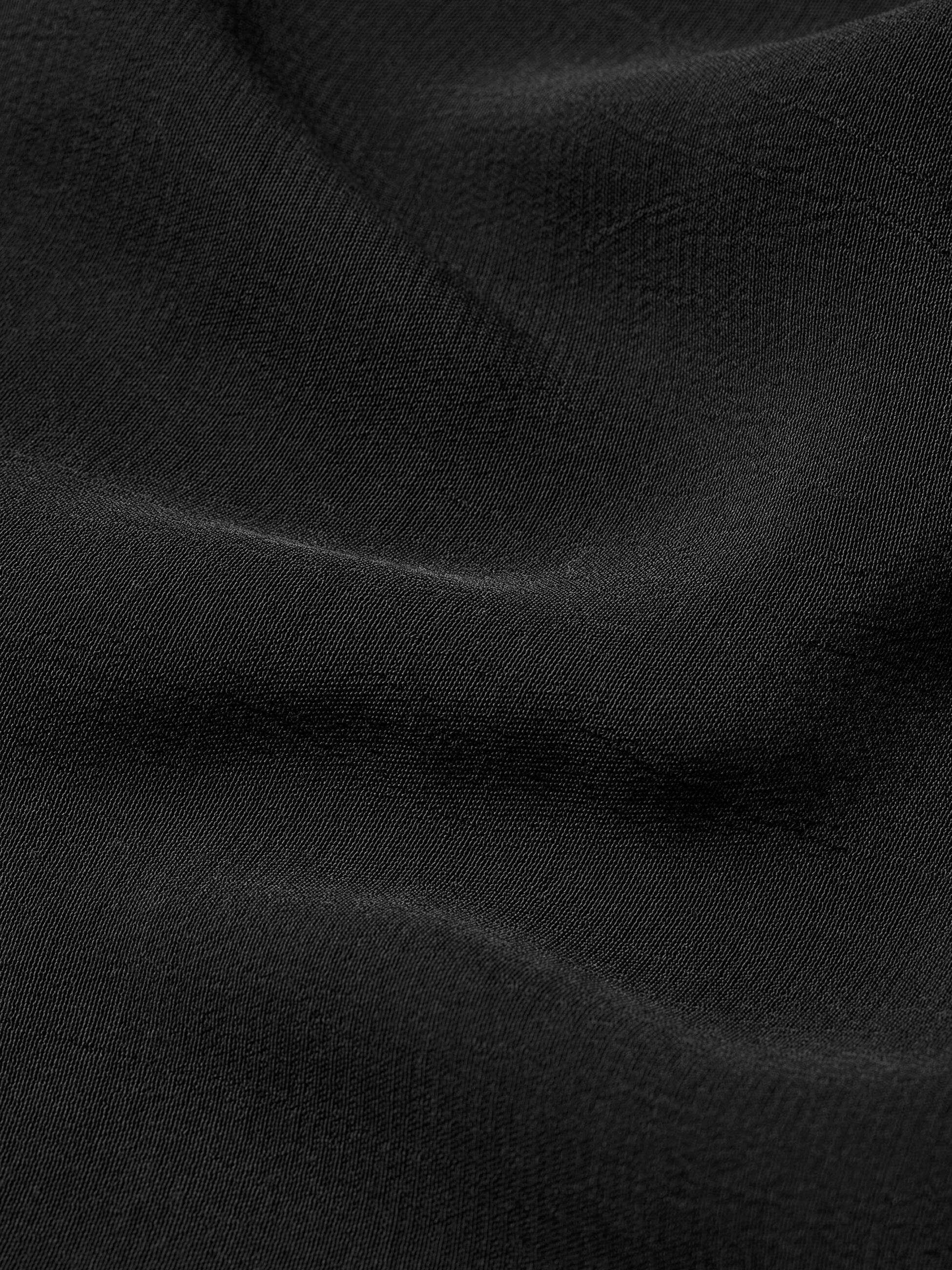 Robe en viscose &agrave; manches courtes et col en V, Black