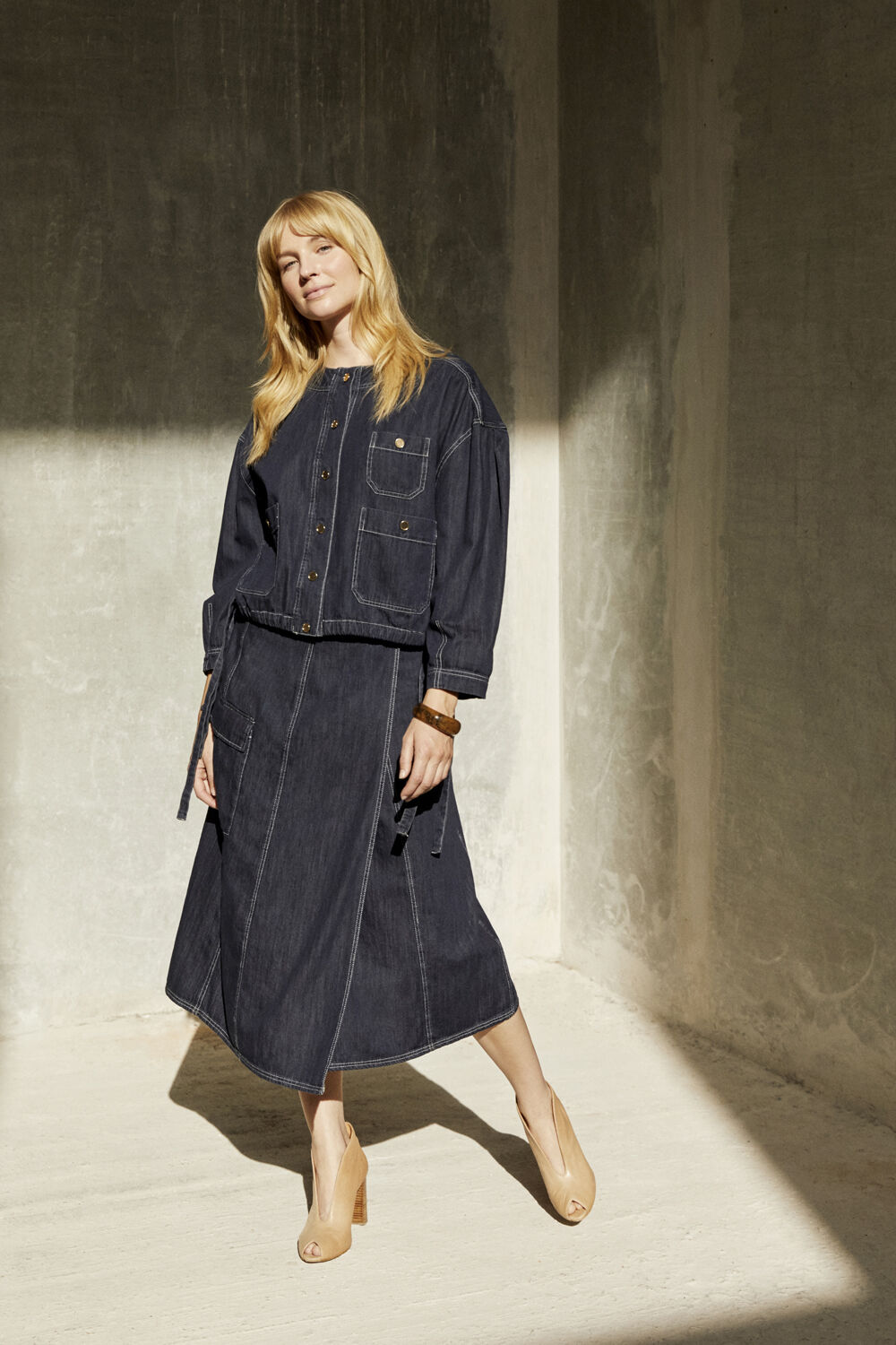 Veste en jean avec cravate sur le c&ocirc;t&eacute; - Dark Denim, jupe portefeuille en denim souple - Dark Denim, bracelet sculptural - Sh. Chocolate