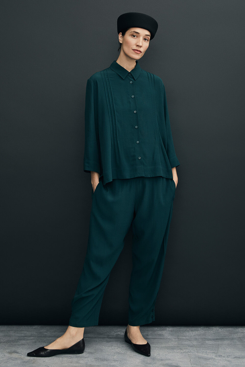 Chemisier en viscose &agrave; manches 3/4 et surpiq&ucirc;res - Ponderosa Pine, Chapeau pillbox en laine - Black, Pantalon en viscose &agrave; taille smock&eacute;e et boutons - Ponderosa Pine