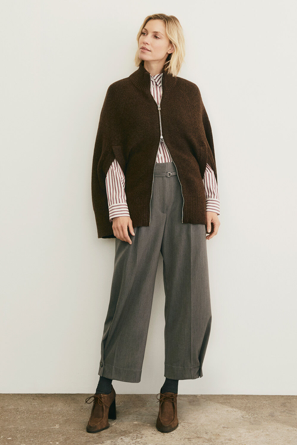 Tunique oversize en coton &agrave; rayures - Fig, Poncho en laine m&eacute;lang&eacute;e avec fermeture &eacute;clair - Slate Black, Pantalon court en viscose avec lien &agrave; nouer - M. Grey mel.