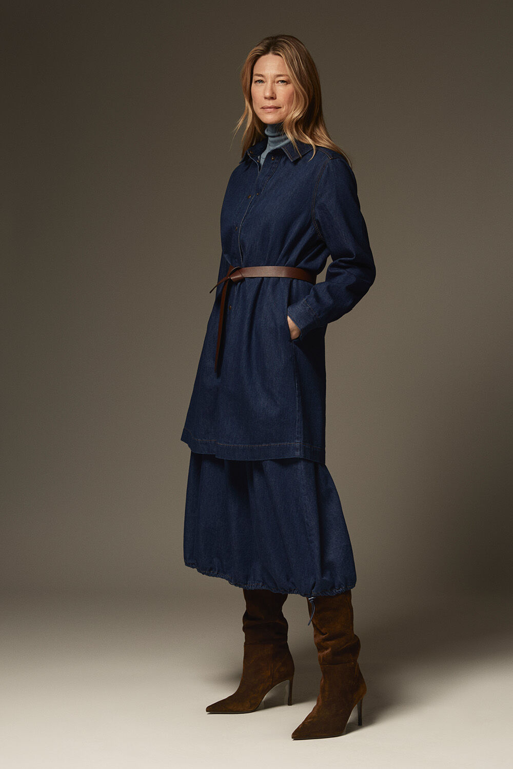 chemise en jean doux avec poches fendues - Dark Denim, jupe en jean avec ourlet &eacute;lastique - Dark Denim, ceinture &eacute;troite &agrave; fermeture simple - Sh. Chocolate