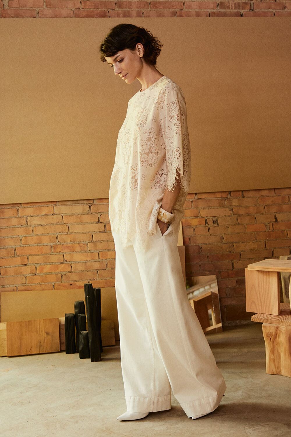 Tunique en dentelle &agrave; manches 3/4 - Fog, Jean &agrave; jambes larges et extensible - Jet Stream, bracelet &agrave; effet marbr&eacute; - Whitecap