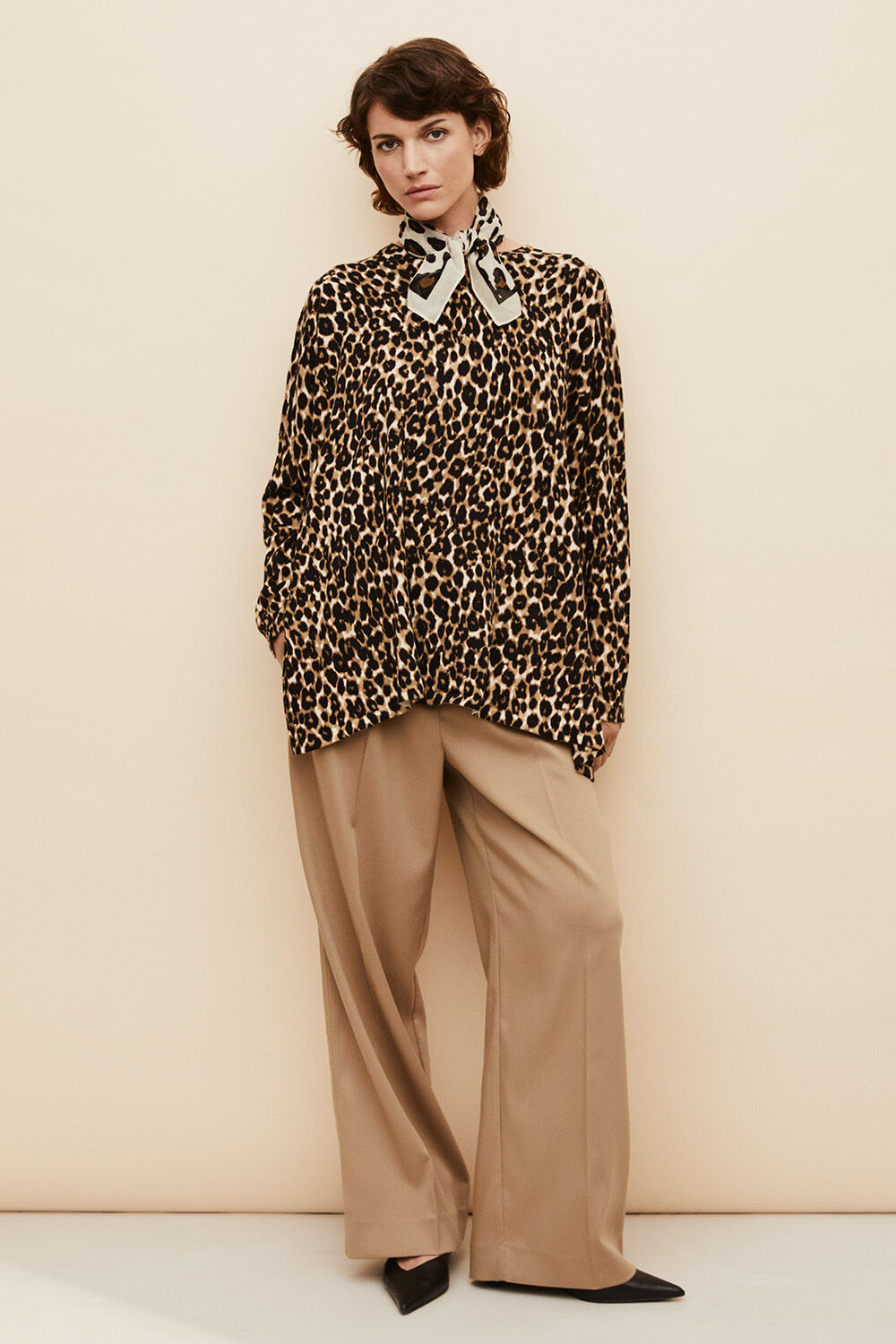 &Eacute;charpe en coton &agrave; imprim&eacute; l&eacute;opard - Fog, Pull oversize &agrave; imprim&eacute; l&eacute;opard - Incense, Pantalon taille haute &agrave; plis press&eacute;s - Petrified Oak