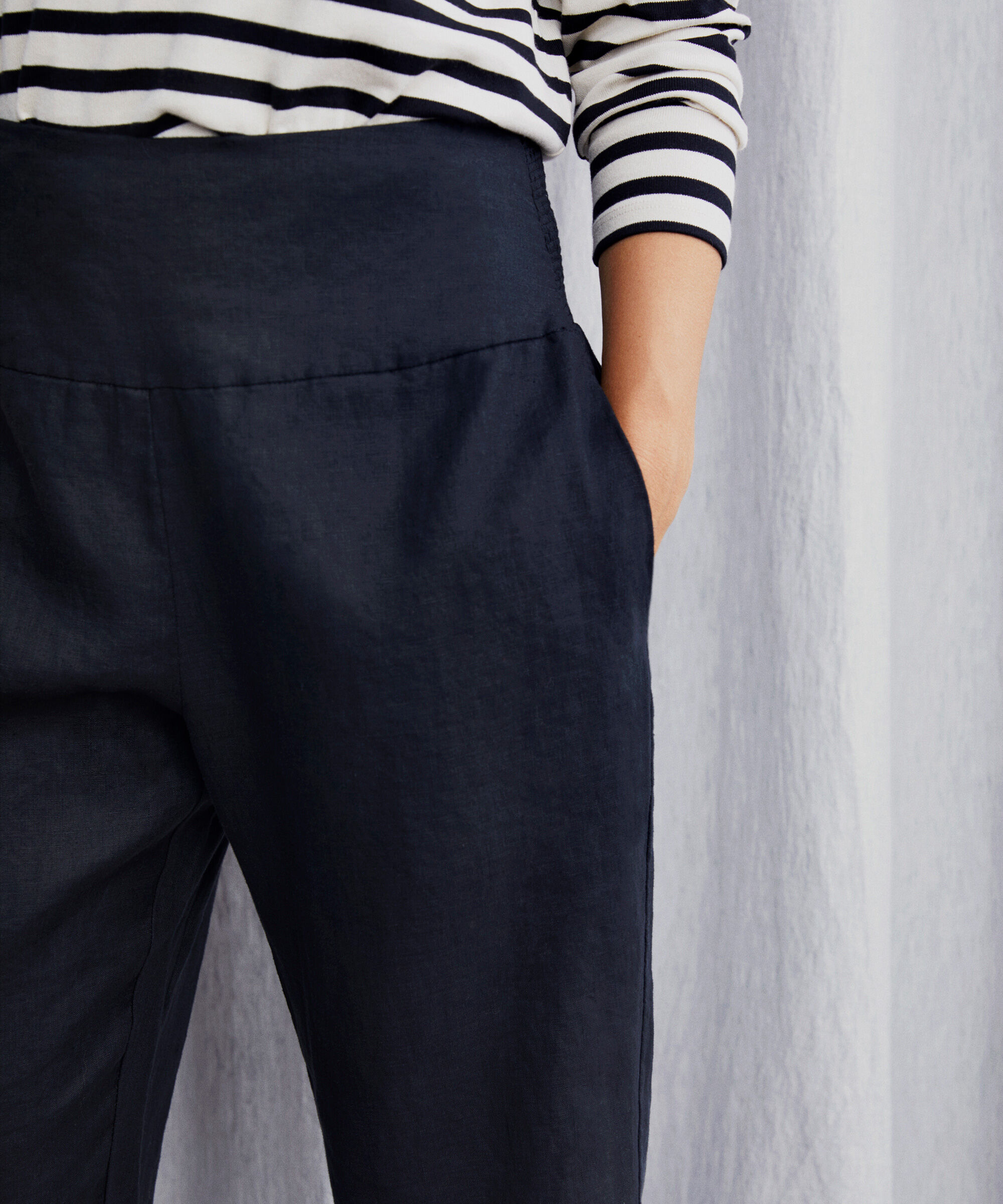 Pantalon En Lin Avec Large &Eacute;lastique Smock&eacute; Au Dos Et D&eacute;tail Boutonn&eacute;, Black