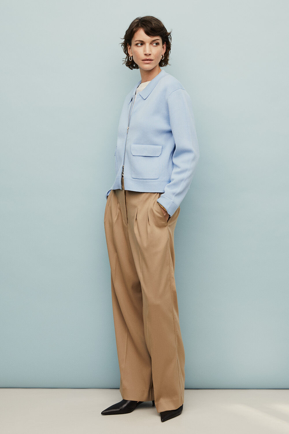 Cardigan en coton avec fermeture &eacute;clair et poches - Placid Blue, boucles d'oreilles &agrave; surface martel&eacute;e - Silver, Pantalon taille haute &agrave; plis press&eacute;s - Petrified Oak