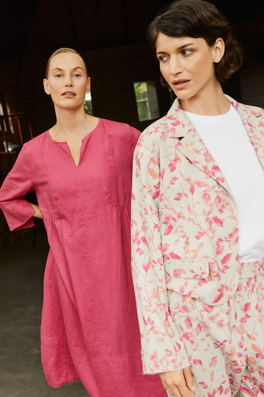 Robe en lin pliss&eacute;e au dos et fendue sur les c&ocirc;t&eacute;s - Carmine, blazer court &agrave; fleurs en lin m&eacute;lang&eacute; - Carmine, T-shirt &agrave; col rond et manches 1/2 - White, pantalon fleuri &agrave; taille &eacute;lastique - Carmine