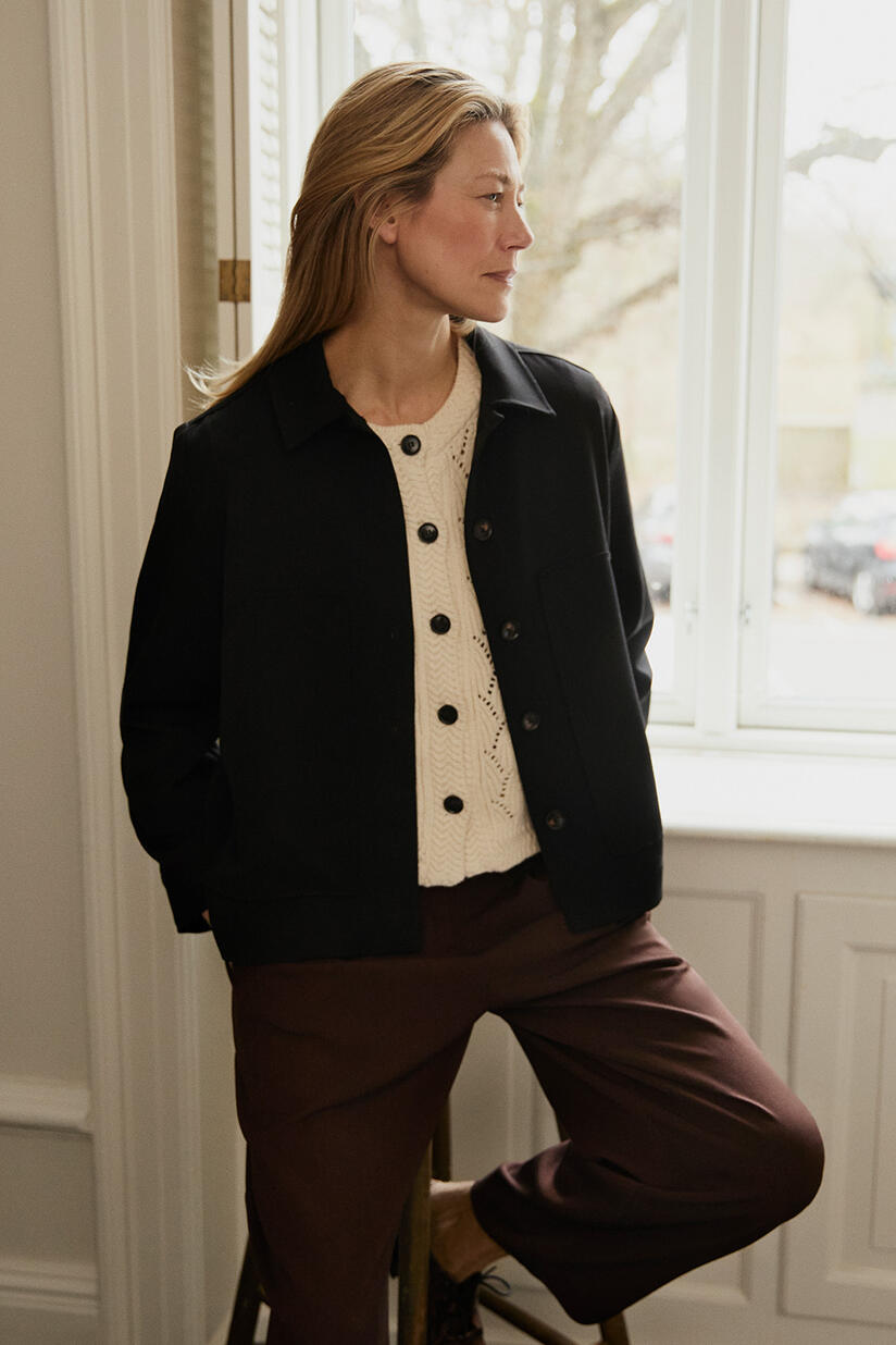 veste avec plis dans le dos et poches décoratives - Black, cardigan en coton mélangé avec motif en dentelle - Whitecap, Pantalon Tissé Avec Stretch Et Bouton Sur La Jambe - Sh. Chocolate