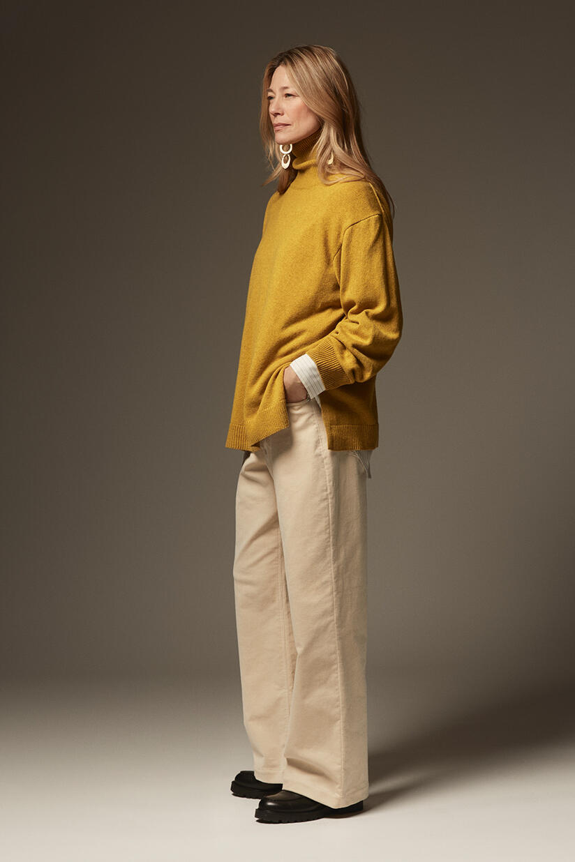 pull à col roulé avec fente latérale - Golden Green, Chemise Boutonnée En Coton - White, pantalon large en velours côtelé avec ceinture fixe - Fog, boucles d'oreilles sculpturales plaquées or - Gold