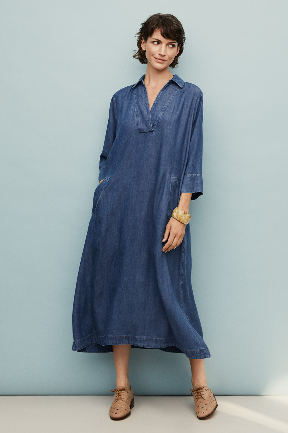 Robe en jean &agrave; manches courtes et col en V - Washed denim, bracelet &agrave; effet marbr&eacute; - Whitecap