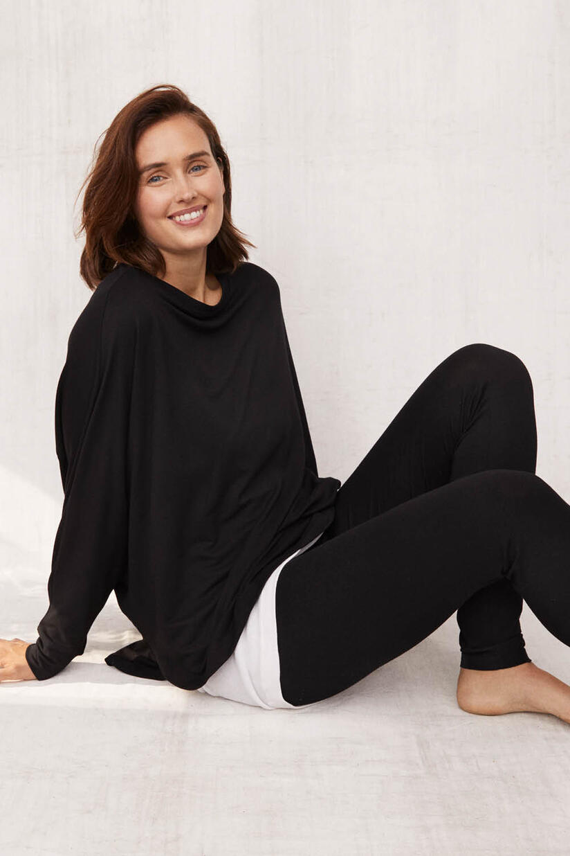 top en jersey doux à manches chauve-souris - Black, fond de robe près du corps en jersey - White, legging en qualité jersey extra doux - Black