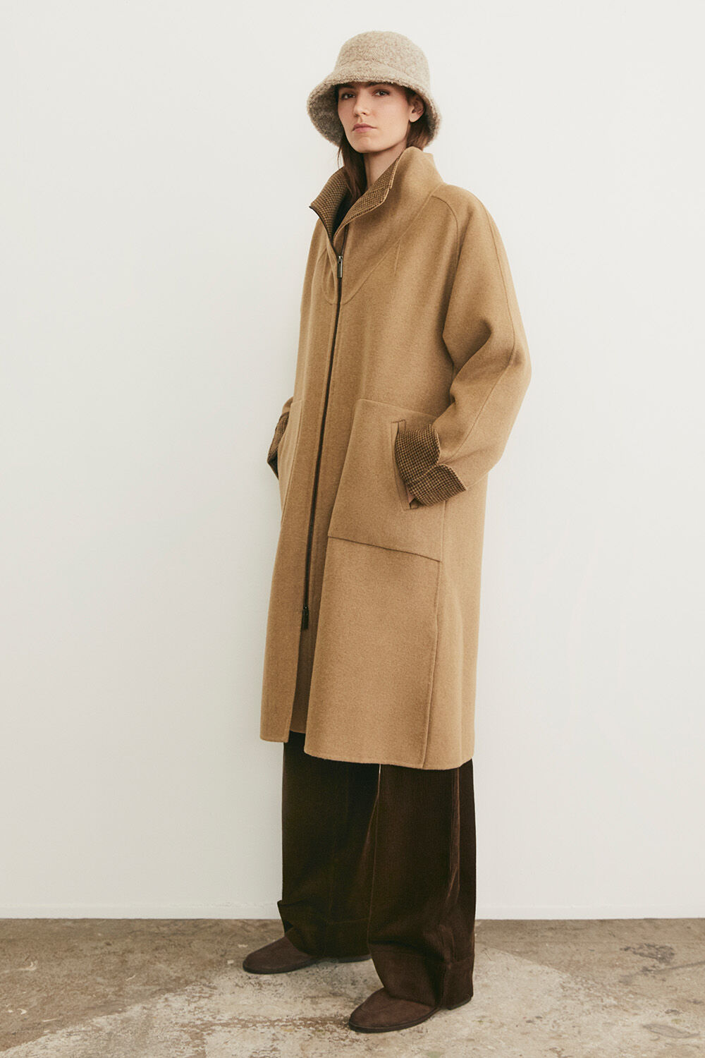 Manteau en laine &agrave; col montant et doublure carreaux - Petrified Oak, Pantalon en velours c&ocirc;tel&eacute; de coton &agrave; plis - Slate Black, Bob tricot&eacute; aspect teddy avec laine - Plaza Taupe, Sac en velours c&ocirc;tel&eacute; avec poche int&eacute;rieure - Petrified Oak