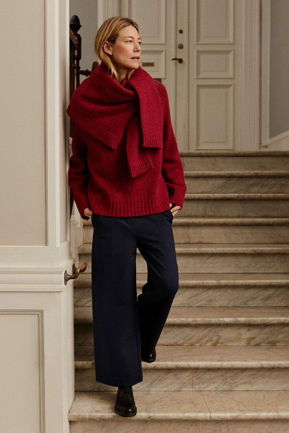 pull &agrave; col roul&eacute; en laine m&eacute;lang&eacute;e avec bords c&ocirc;tel&eacute;s - Red Dahlia, pantalon court en jersey &eacute;pais - Navy Blazer