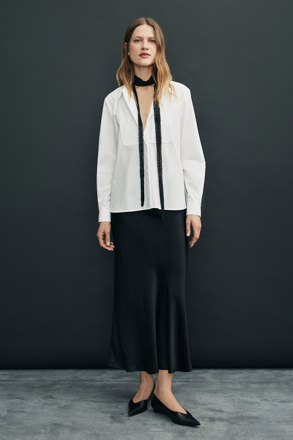 Jupe en satin de viscose avec &eacute;lastique - Black, Chemisier en coton avec dentelle et bouton perle - White, Foulard &eacute;troit brod&eacute; de perles - Black