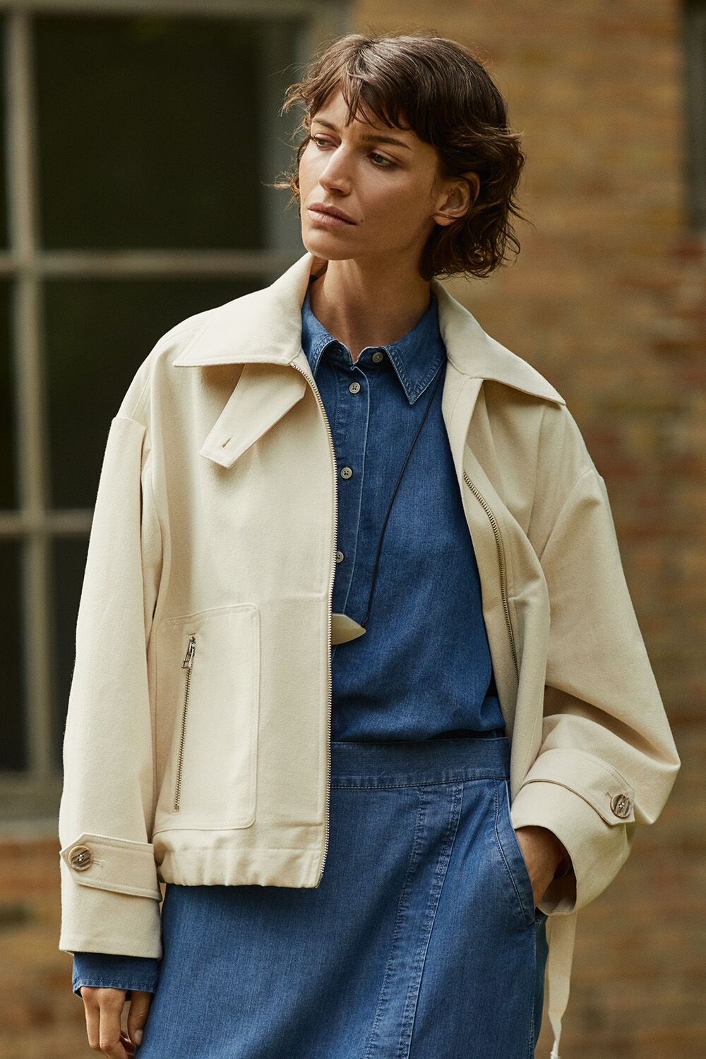 veste en jean inspir&eacute;e des motards - Oyster White, Chemise En Jean L&eacute;ger En Lyocell - Washed denim, jupe en jean &agrave; taille &eacute;lastique - Washed denim, cordon en cuir orn&eacute; de perles sculpturales - Tobacco Brown