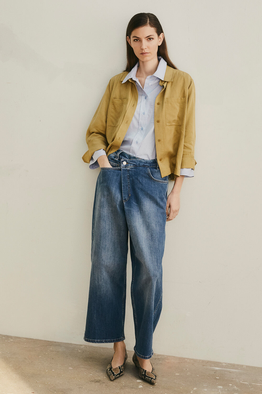 Veste chemise en m&eacute;lange de lin &agrave; manches 3/4 - Fennel Seed, Chemisier en coton &agrave; manches 3/4 et poche poitrine - Zen Blue, Jean court en coton stretch &agrave; effet portefeuille - Medium Denim
