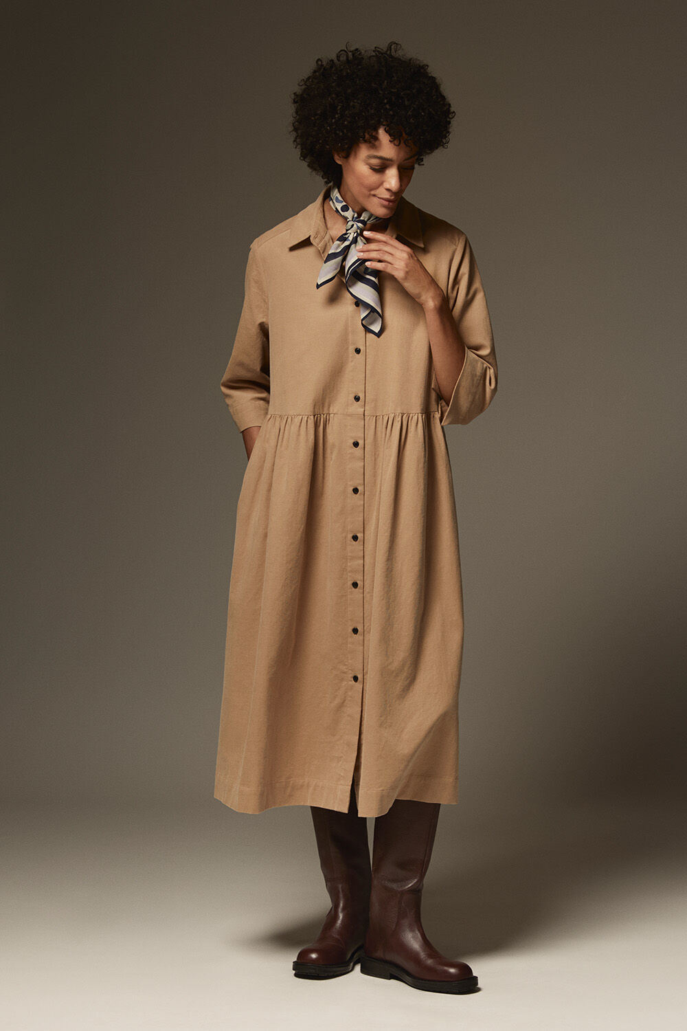 robe chemise en velours &agrave; manches 3/4 - Travertine, &eacute;charpe en coton  imprim&eacute;e - Seagrass