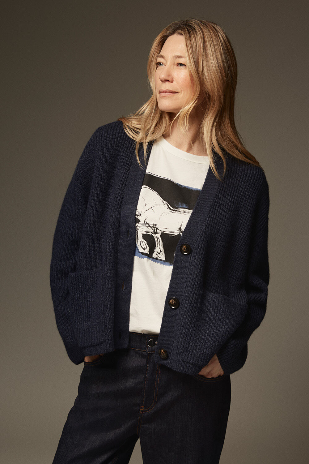 cardigan en coton m&eacute;lang&eacute; - Navy Blazer, T-shirt En Coton Avec Imprim&eacute; - Jet Stream, jeans extensibles avec revers - Dark Denim