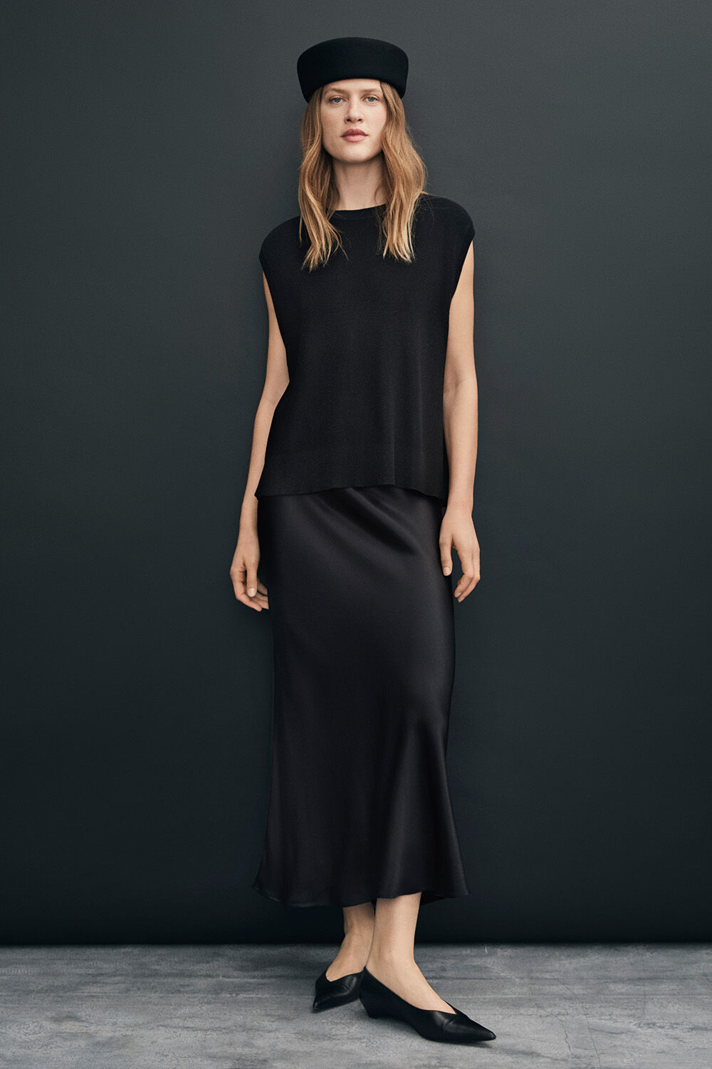 Pull doux en viscose avec fils brillants - Black, Chapeau pillbox en laine - Black, Jupe en satin de viscose avec &eacute;lastique - Black