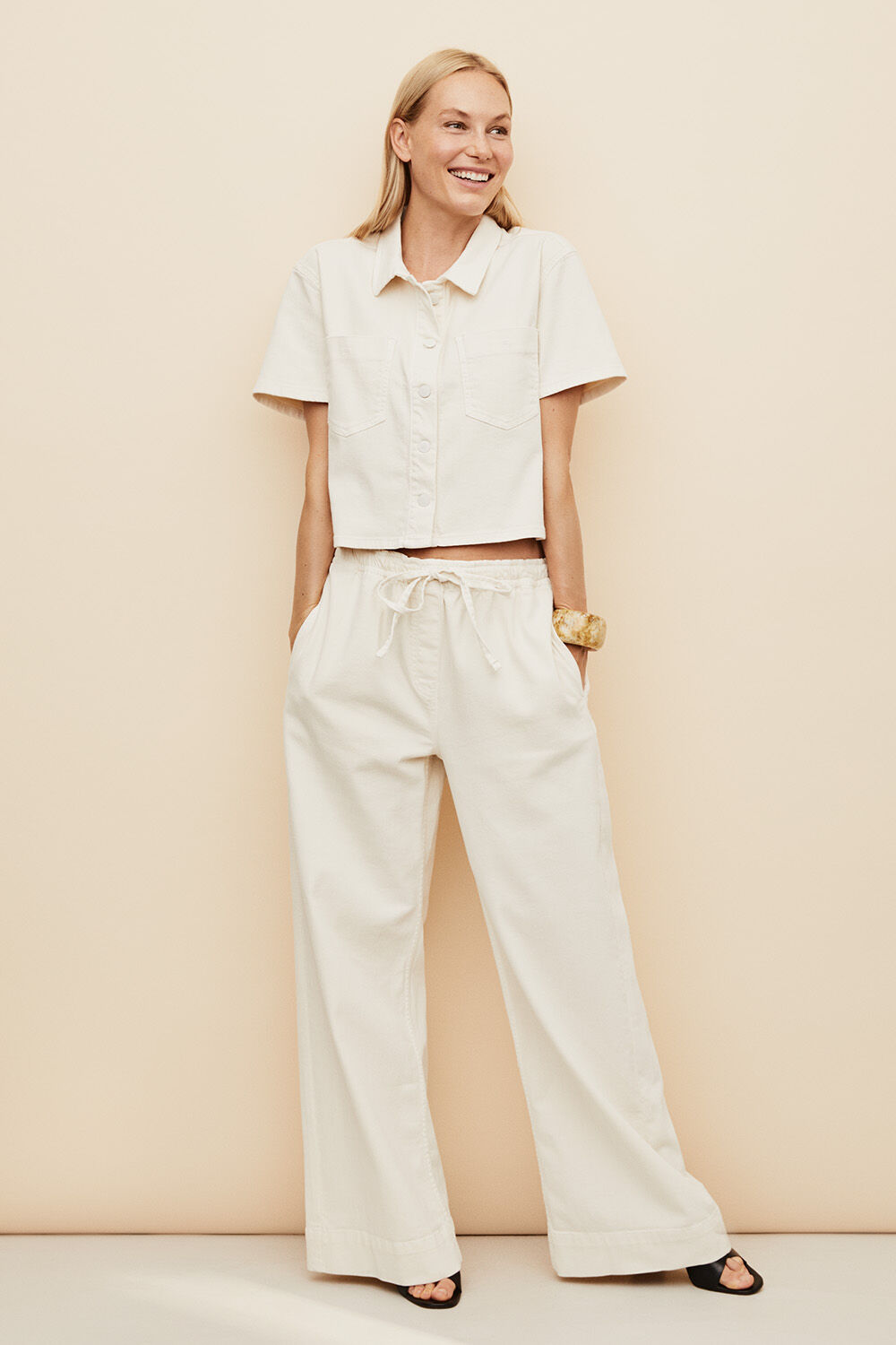 Chemise en jean courte avec poches d&eacute;coratives - Jet Stream, Jean &agrave; jambes larges et extensible - Jet Stream, bracelet &agrave; effet marbr&eacute; - Whitecap