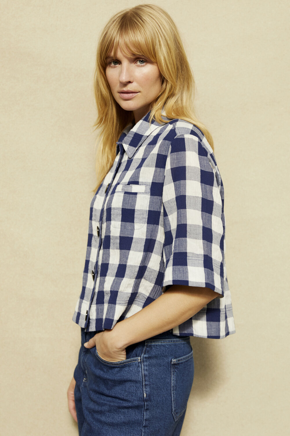 veste courte en coton &agrave; carreaux - Medieval Blue, short en jean avec poches arri&egrave;re - Blue Denim