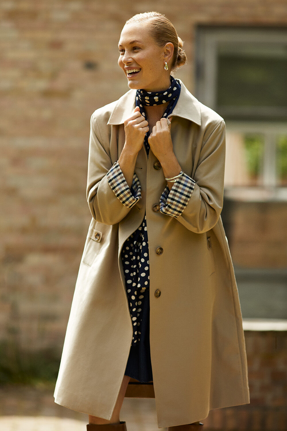 Tunique en denim avec poche d&eacute;corative - Dark Denim, manteau &agrave; coupe droite et doublure &agrave; carreaux - Petrified Oak, &Eacute;charpe En Viscose Imprim&eacute;e - Navy Blazer, boucles d'oreilles &agrave; surface martel&eacute;e - Silver, bracelet &agrave; surface martel&eacute;e - Silver