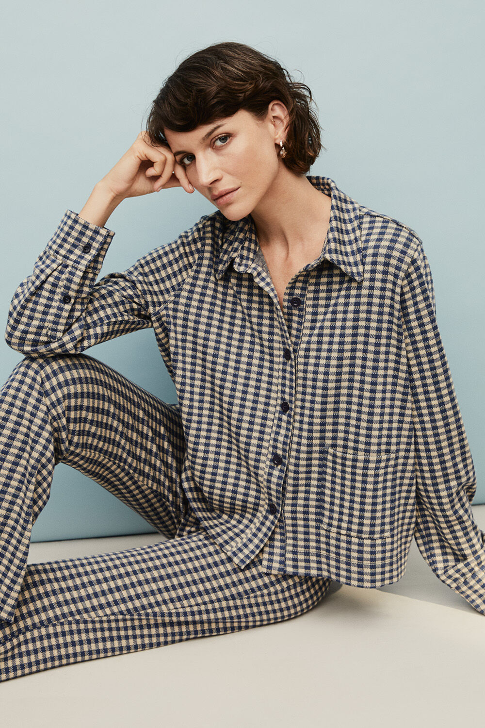 veste chemise &agrave; carreaux en jersey - Incense, Pantalon Imprim&eacute; En Qualit&eacute; Jersey &Eacute;pais - Incense, boucles d'oreilles &agrave; surface martel&eacute;e - Silver