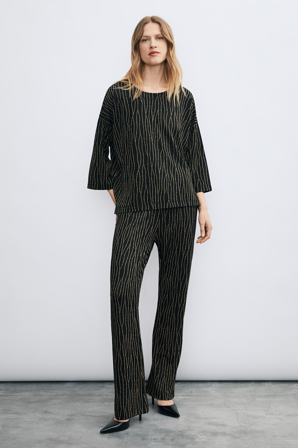 Top ray&eacute; en viscose scintillant manches 3/4 - Black, Pantalon en viscose &eacute;vas&eacute; &agrave; rayures - Black