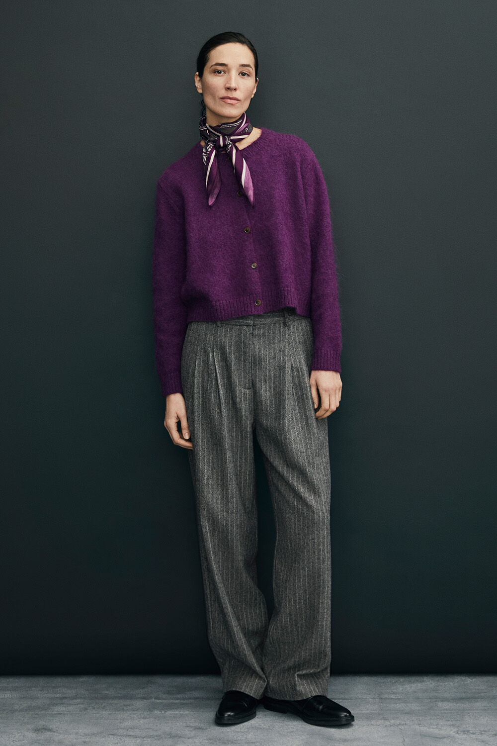 Cardigan court en laine et mohair &agrave; boutons - Gloxinia, Foulard carr&eacute; l&eacute;ger &agrave; motif cachemire - Gloxinia, Pantalon en laine &agrave; rayures et poches boutonn&eacute;es - D. Grey mel.