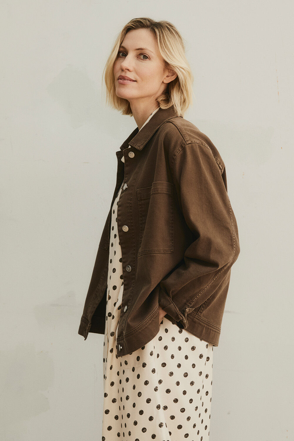 Veste en jean style workwear &agrave; poches poitrine - Slate Black, Robe chemise &agrave; pois en viscose avec manches 3/4 - Fog