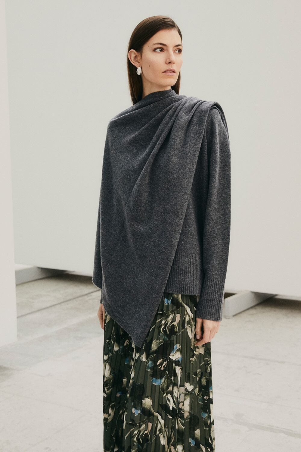 Poncho oversize en laine - D. Grey mel., Boucles d'oreilles avec finition martel&eacute;e - Silver, Pull doux en laine &agrave; col rond - D. Grey mel., Jupe longue pliss&eacute;e &agrave; imprim&eacute; fleuri - Beetle