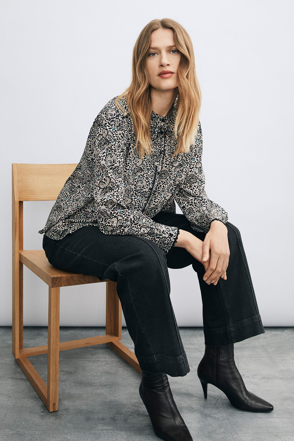Chemisier en viscose fleuri &agrave; nouer au col - Ponderosa Pine, Jean large en denim &agrave; plis marqu&eacute;s - Black