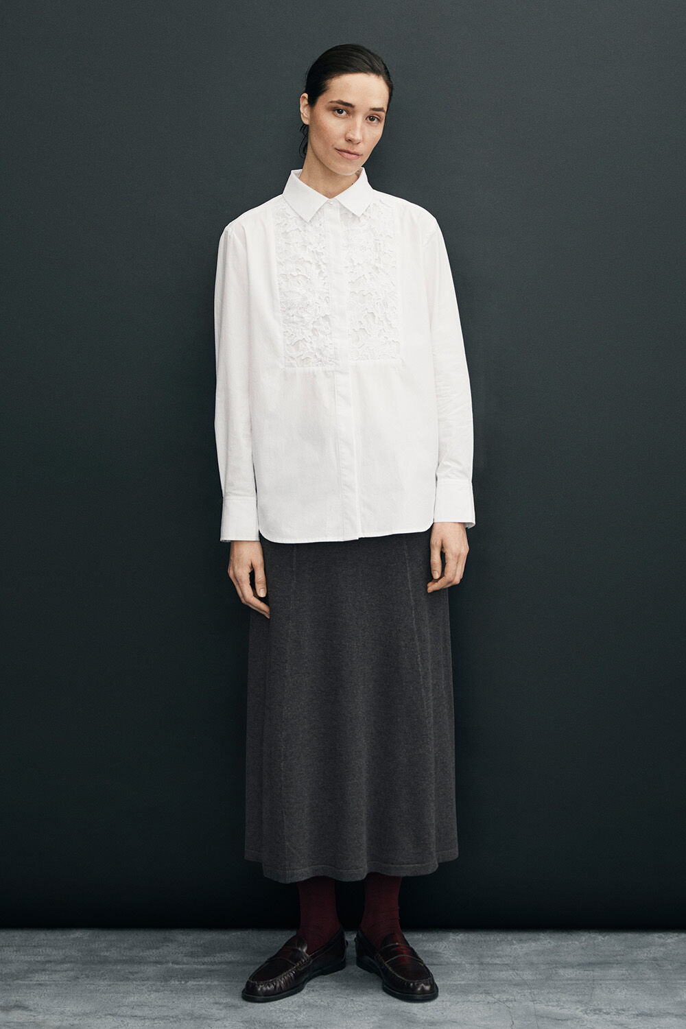 Chemisier en coton avec dentelle et bouton perle - White, Jupe en maille de viscose &agrave; taille &eacute;lastique - D. Grey mel.