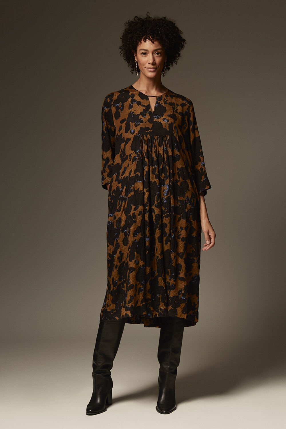 robe en viscose &agrave; plis et poches fendues - Breen, boucles d'oreilles sculpturales plaqu&eacute;es or - Gold