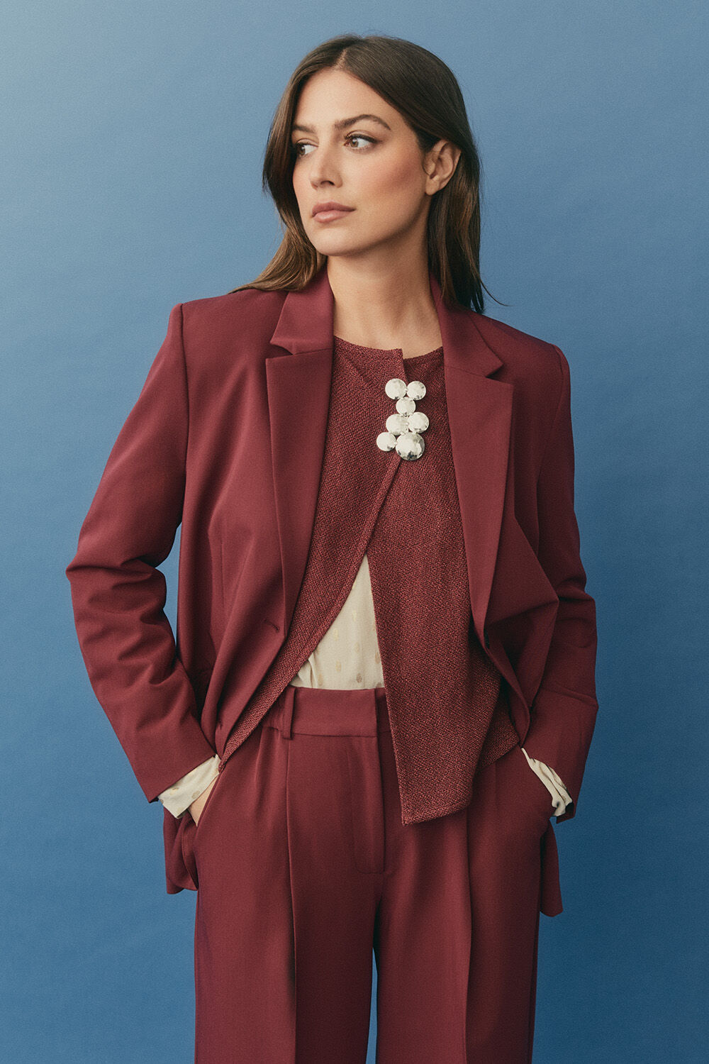 Blazer Avec Revers Et Boutons - Tawny Port, Veste Courte En Boucl&eacute; - Tawny Port, broche &agrave; cercles en m&eacute;tal martel&eacute; - Silver, Blouse l&eacute;g&egrave;rement transparent &agrave; pois dor&eacute;s et bouton au col - Oxford Tan, pantalon long classique &agrave; plis press&eacute;s - Tawny Port